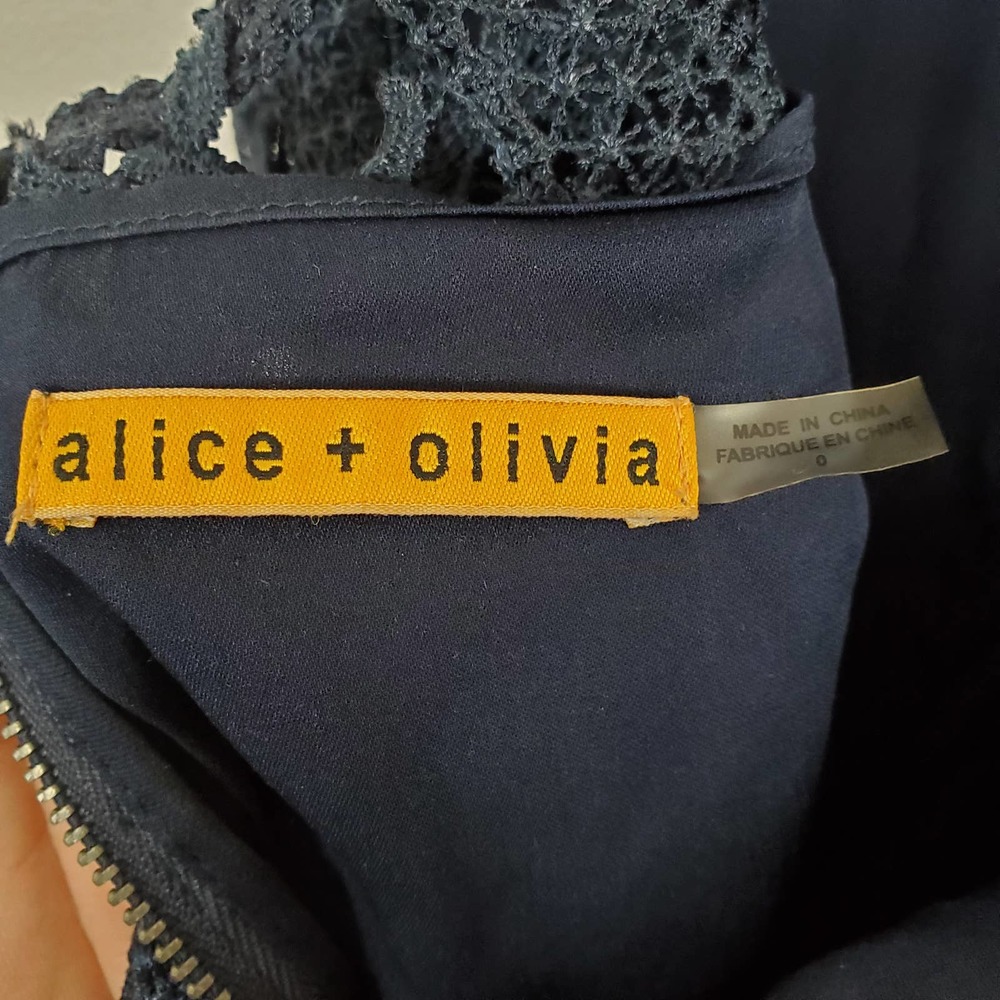 Alice + Olivia open back lace cocktail dress blue size 0 - Picture 3 of 5